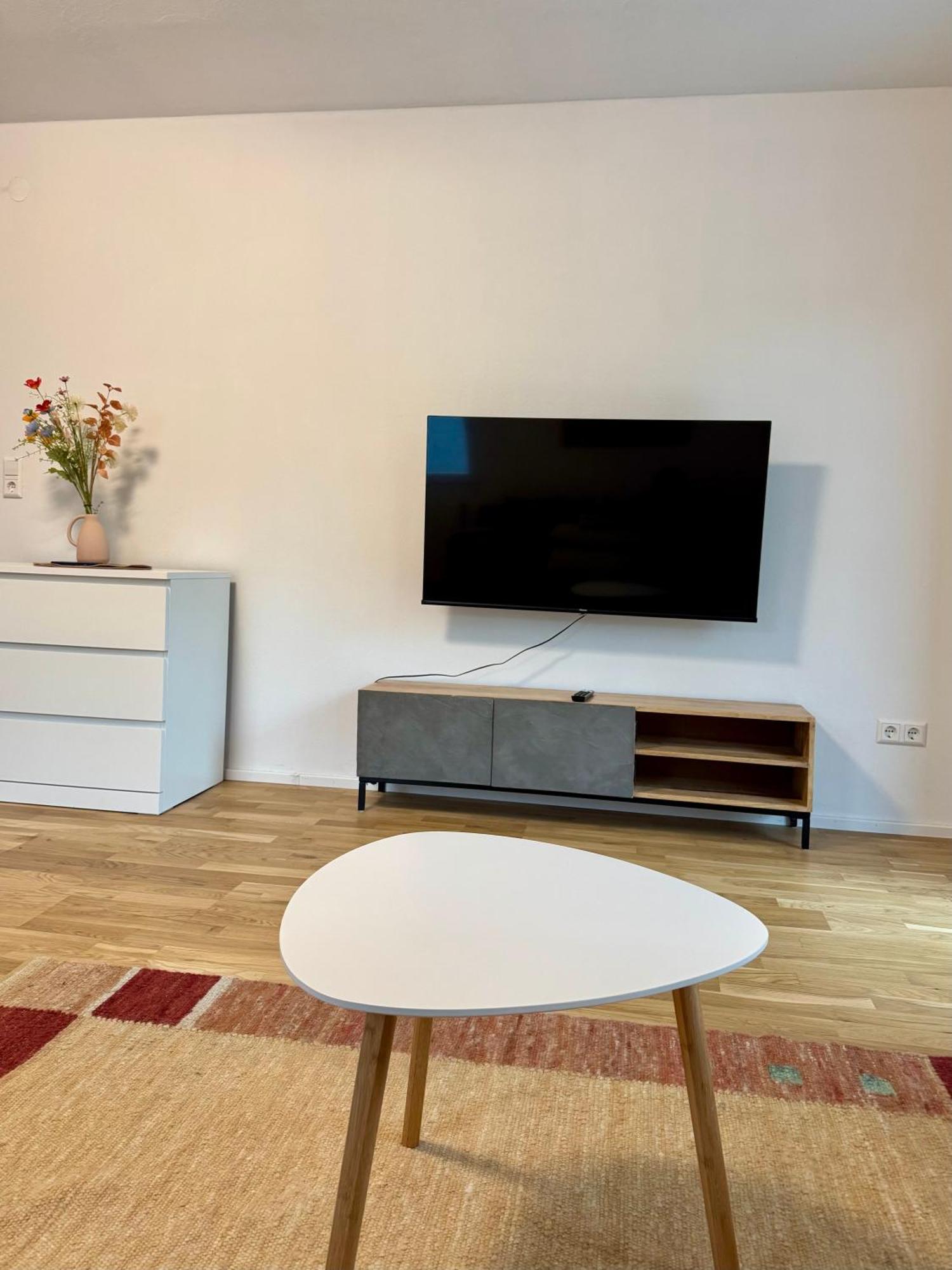 Erholung An Den Wasserfaellen - In - Stilvolles Mit Terrasse, Parkplatz & Ruhiger Lage Apartment